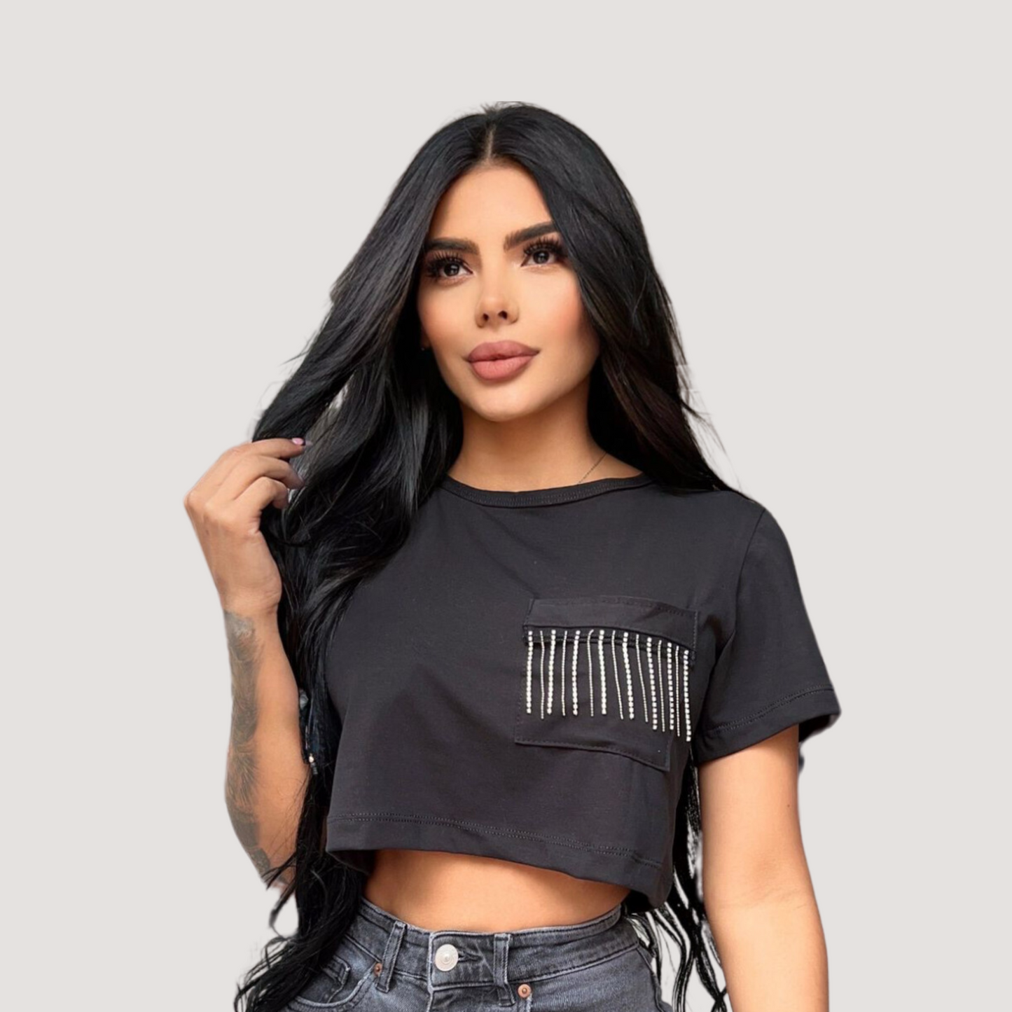 Camiseta corta con corte holgado y detalle de cadena